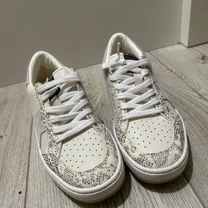NEVER WORN VINTAGE HIVANAS White and Snake Print Sneakers